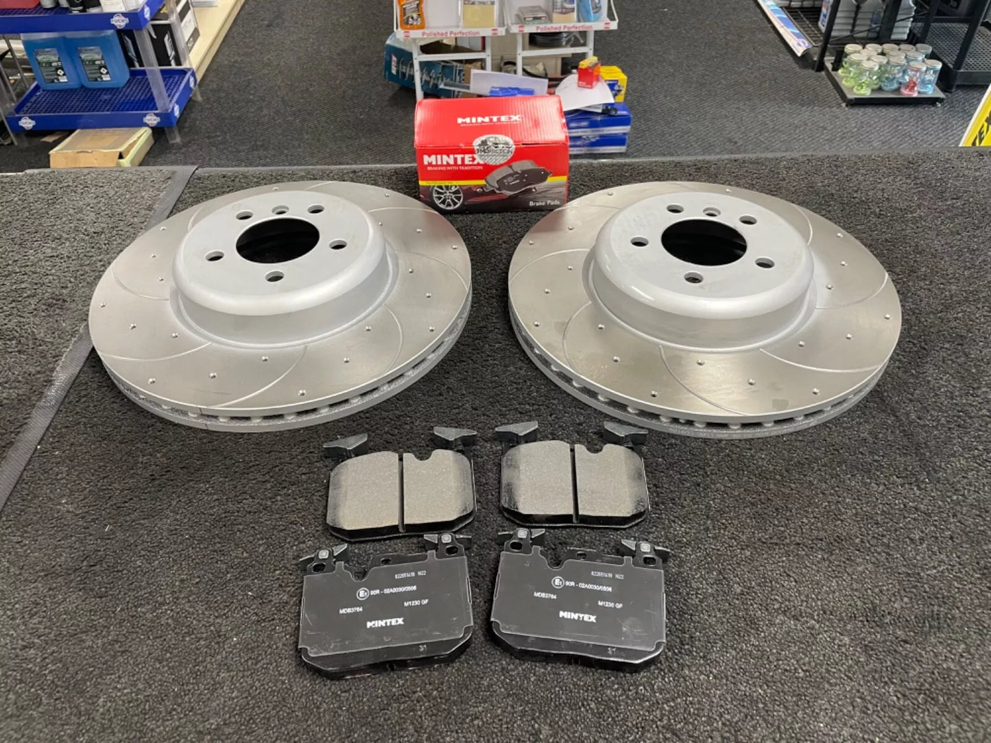 FOR BMW F30 F31 F32 DRILLED GROOVED BRAKE DISCS AND BRAKE PADS FRONT 370MM